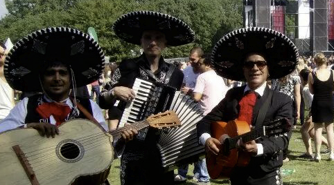 Shows met dieren slangen papagaaien in Mexicaanse Naakthonden